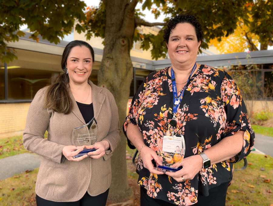 Dr. Danielle de Sa Boasquevisque and Leanne Kent with their research awards